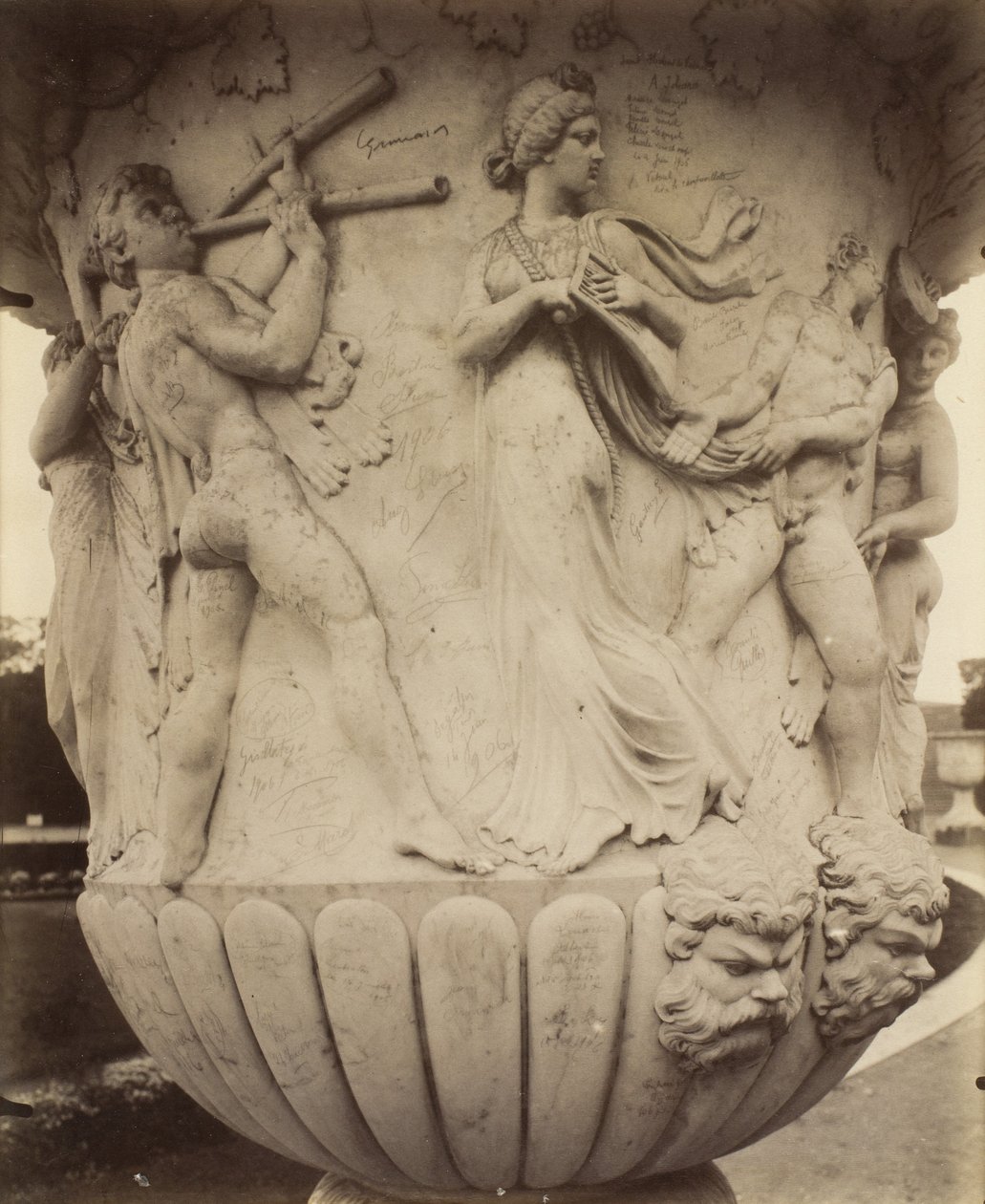 Detalje af en vase i Versailles af Eugène Atget