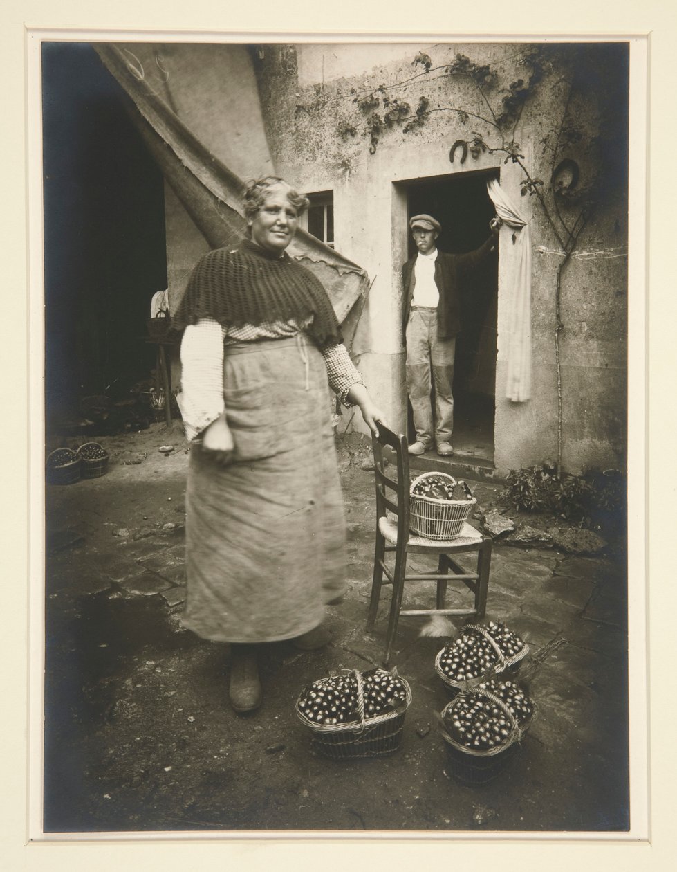 Kvinde fra Verrieres af Eugène Atget