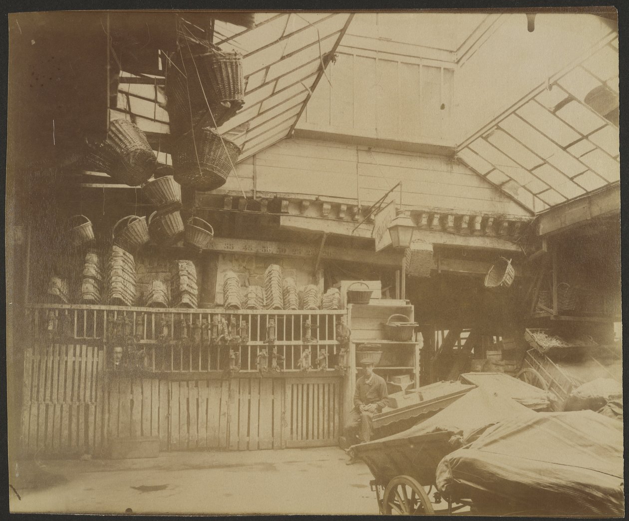 Hôtellerie du Heaume, 5 Rue Pirouette (1°) af Eugène Atget