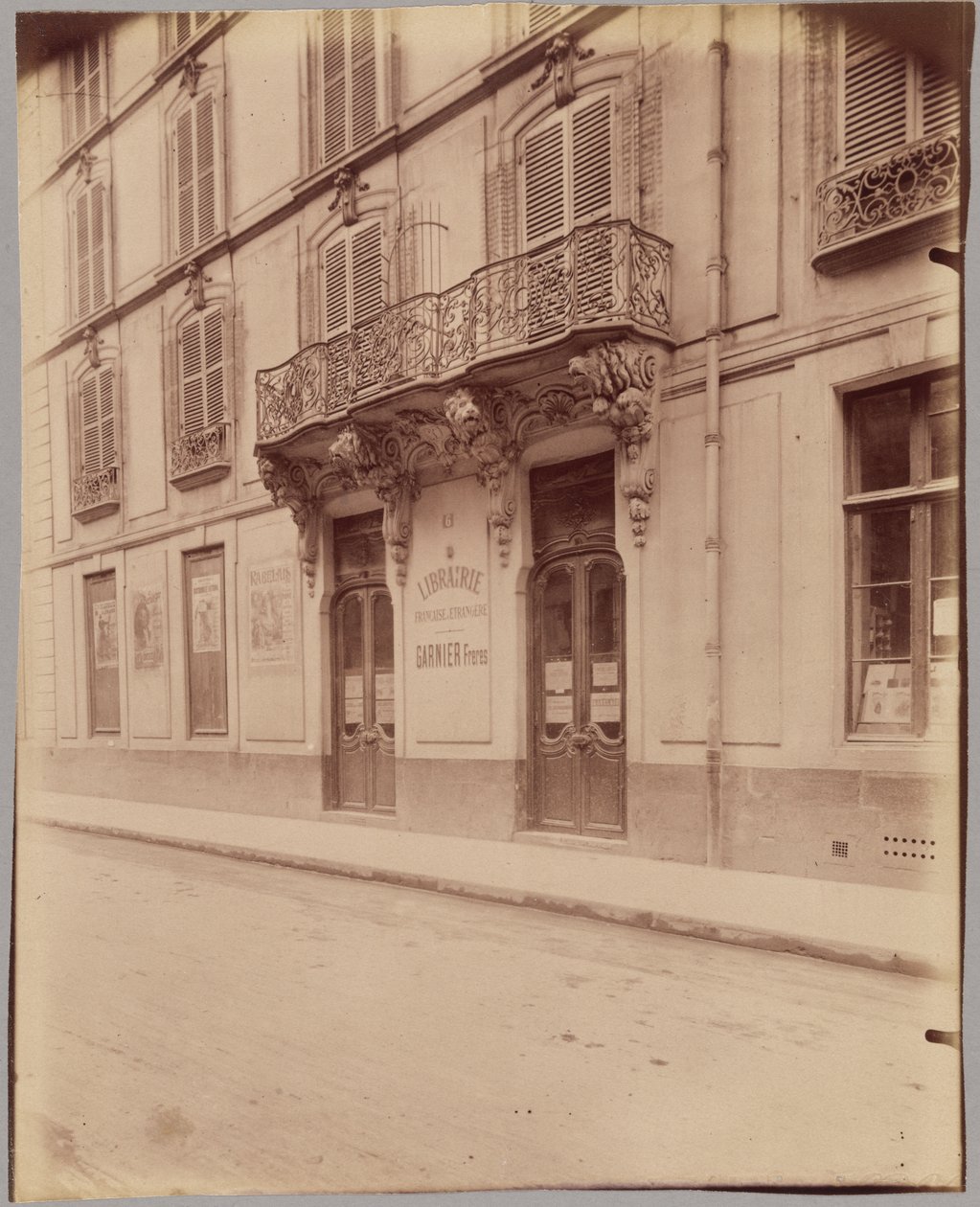 [Librairie Garnier Frères, 6 rue des Saints-Pères]. af Eugène Atget