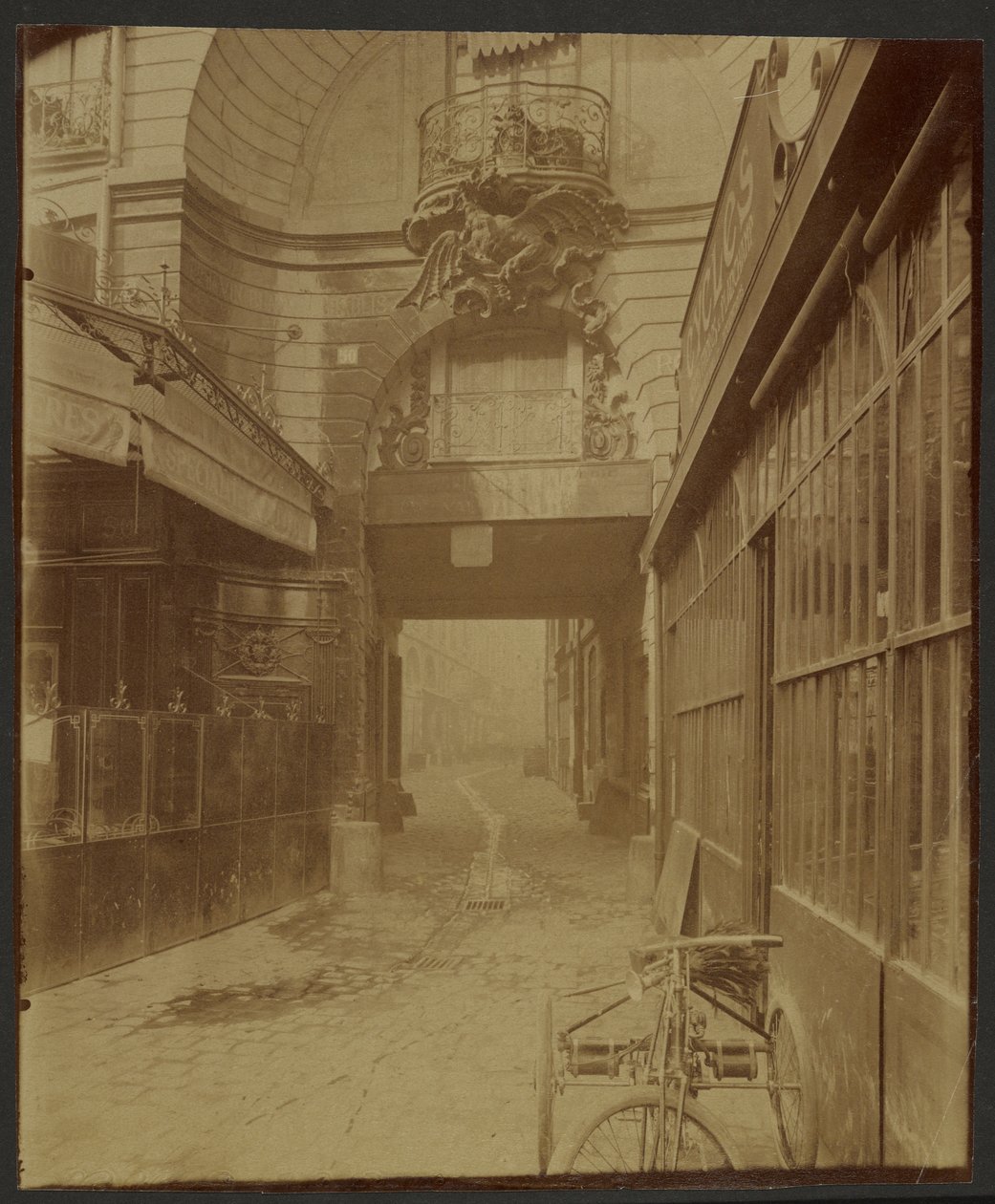 Dragon Gate af Eugène Atget