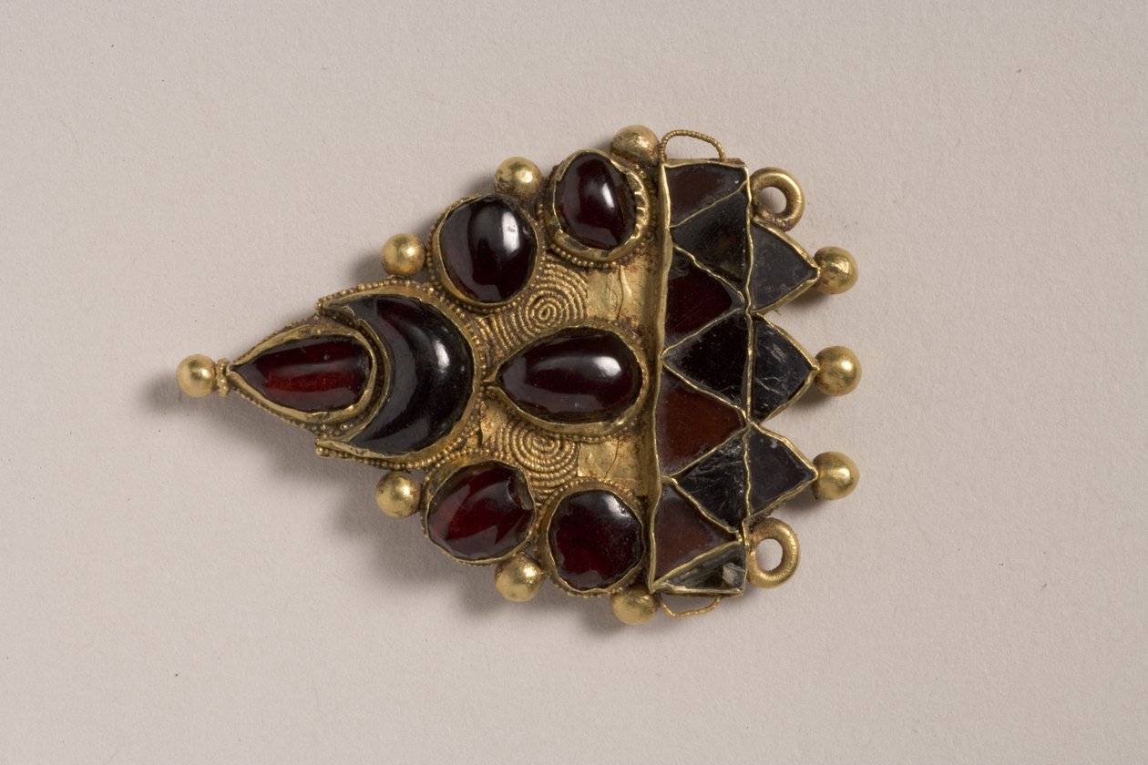 Vedhæng, ca. 500-tallet e.Kr. (guld og granat) af European