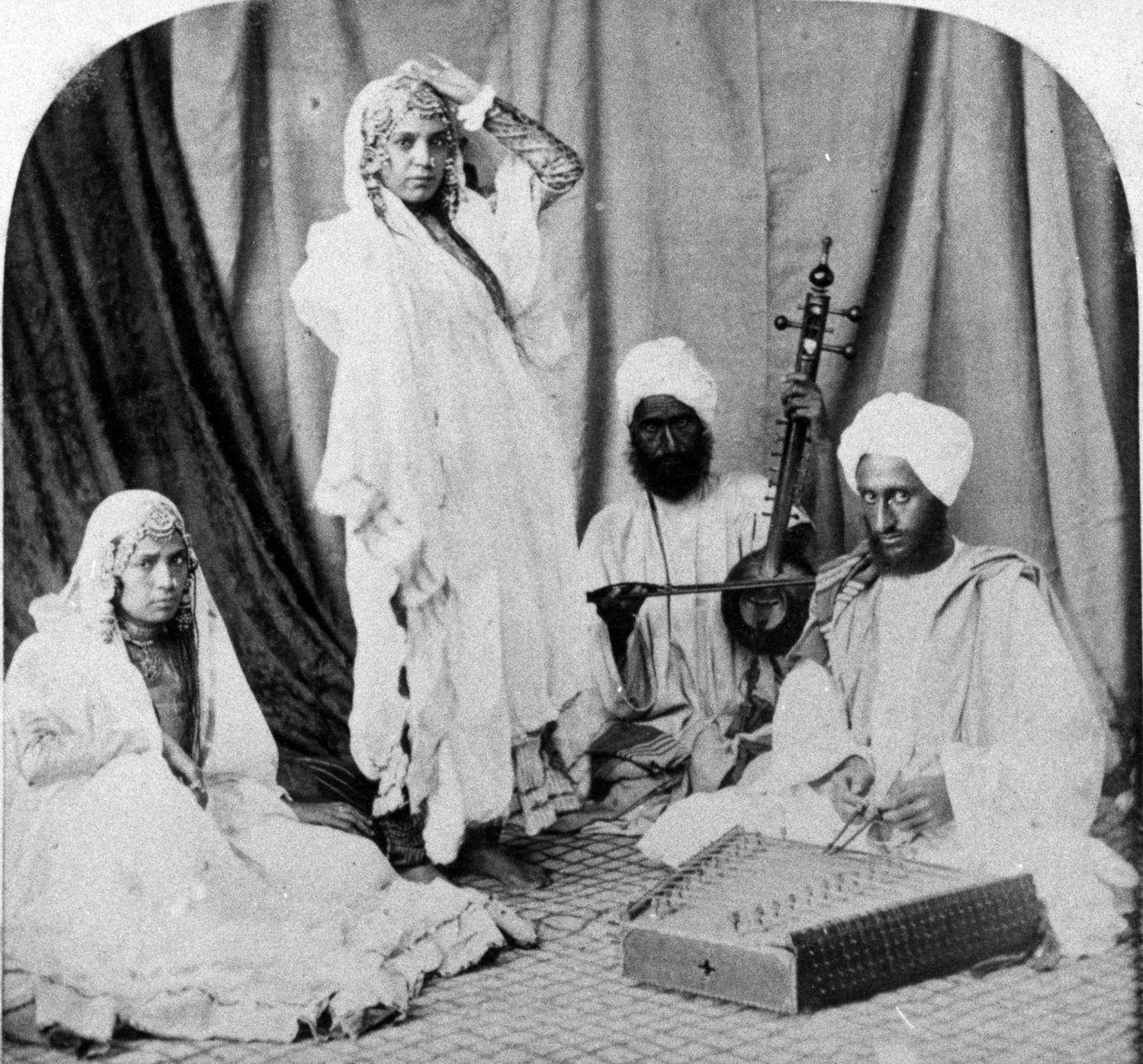 Nautch Piger og Musikere, ca. 1860-80 af European Photographer