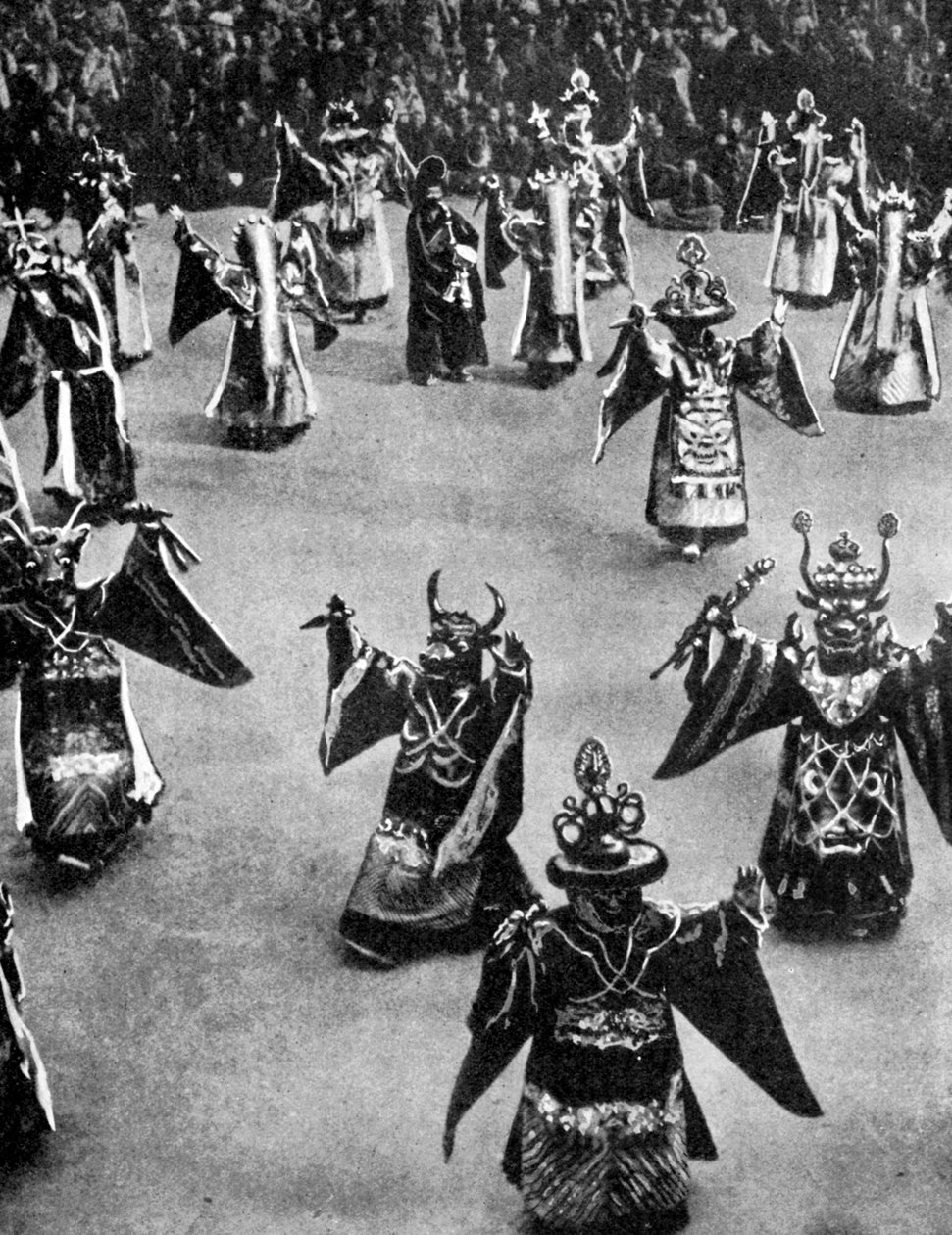 Maskerede dansere, Tibet, 1936. af Ewing Galloway