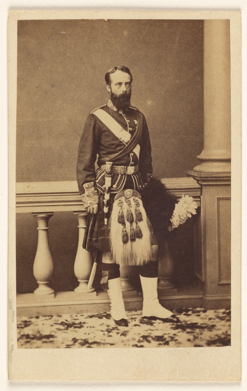 [Uidentificeret skægget mand i kilt, stående]. af F. W. Baker
