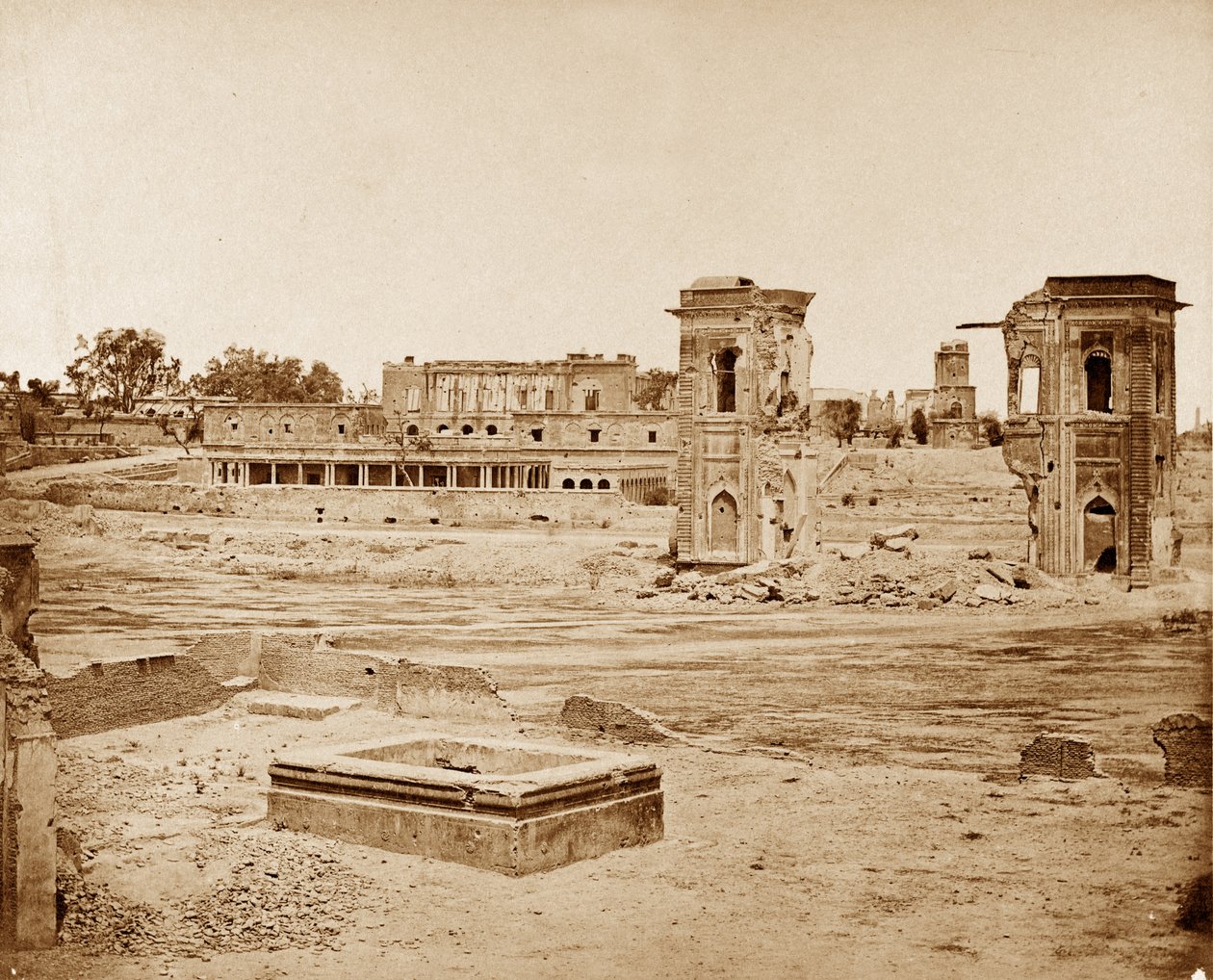 Generel visning af Residency, Lucknow af Felice Beato