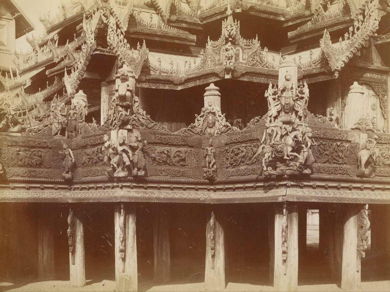 Carving in Balcony, Kyaung at Myingyan af Felice Beato