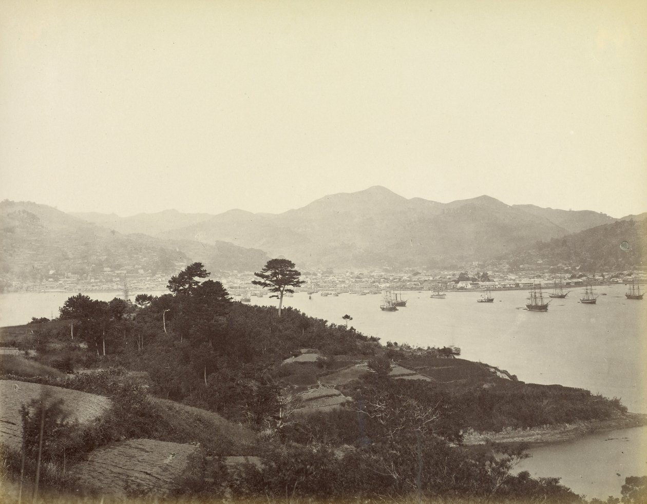 Nagasaki, en udsigt fra bakkerne overfor af Felice Beato