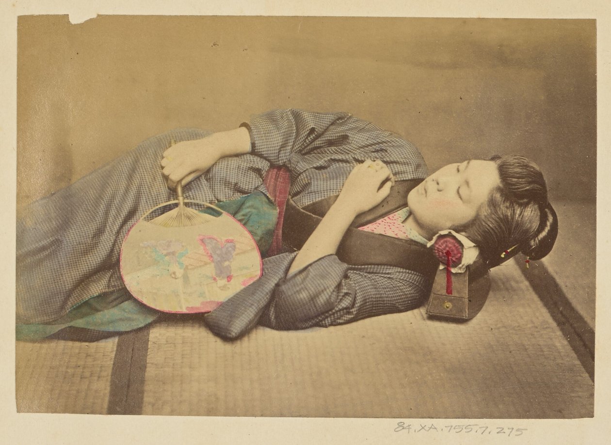 [Sovende japansk kvinde, der holder en vifte] af Felice Beato