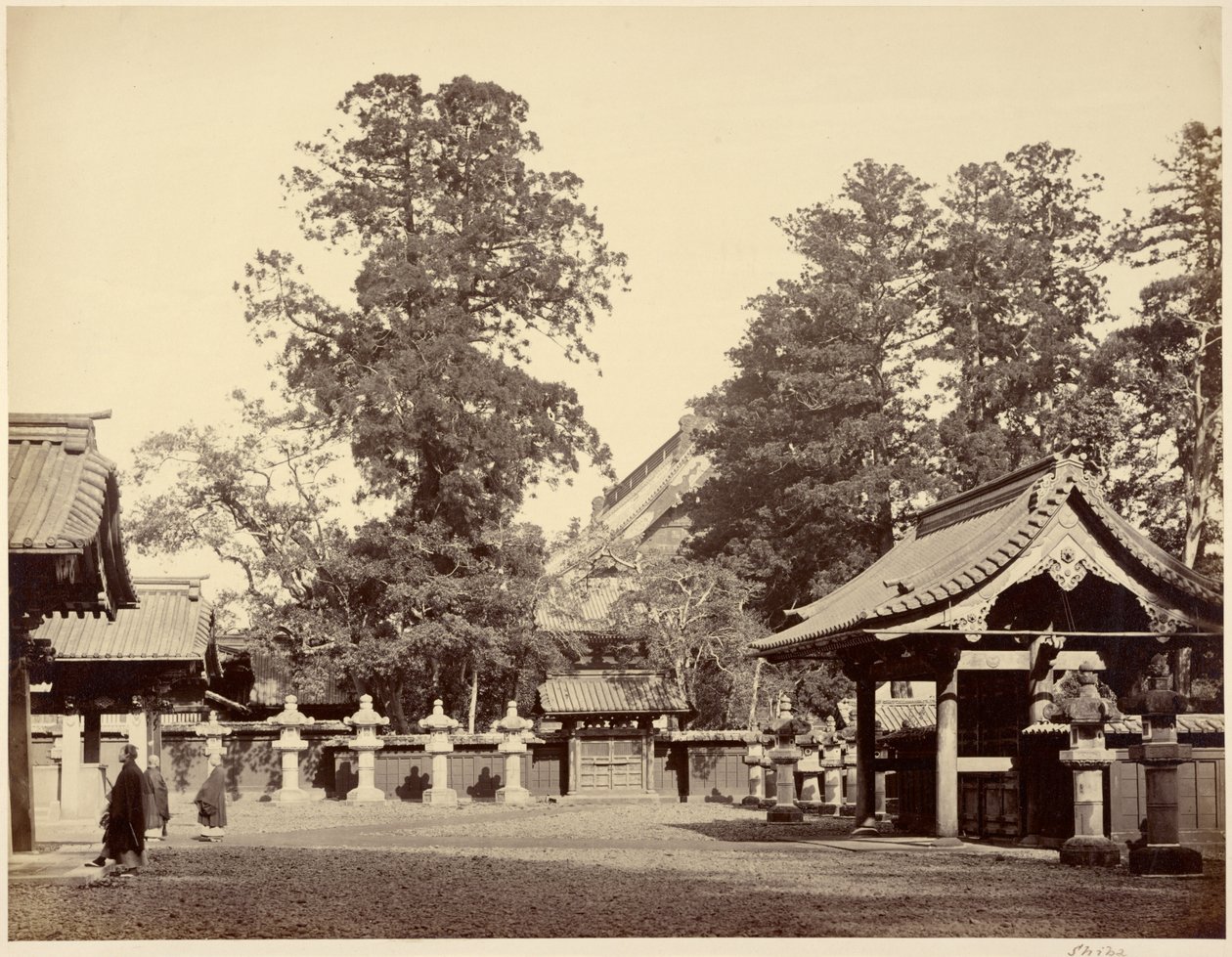 [Temple at Shiba] af Felice Beato