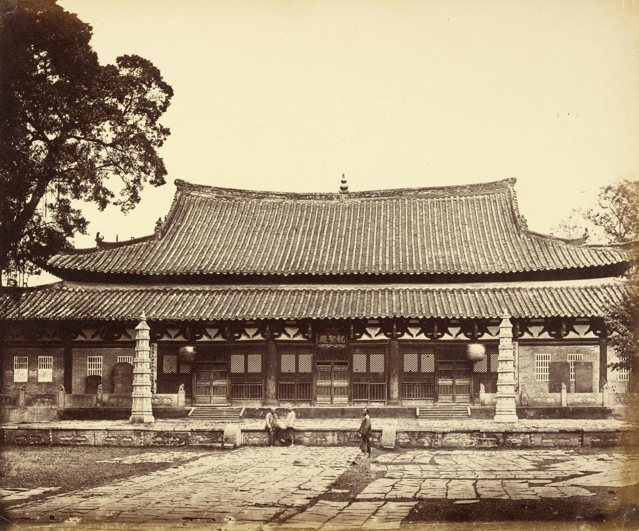 [Tempel i Tartar-kvarteret, Canton, Kina]. af Felice Beato