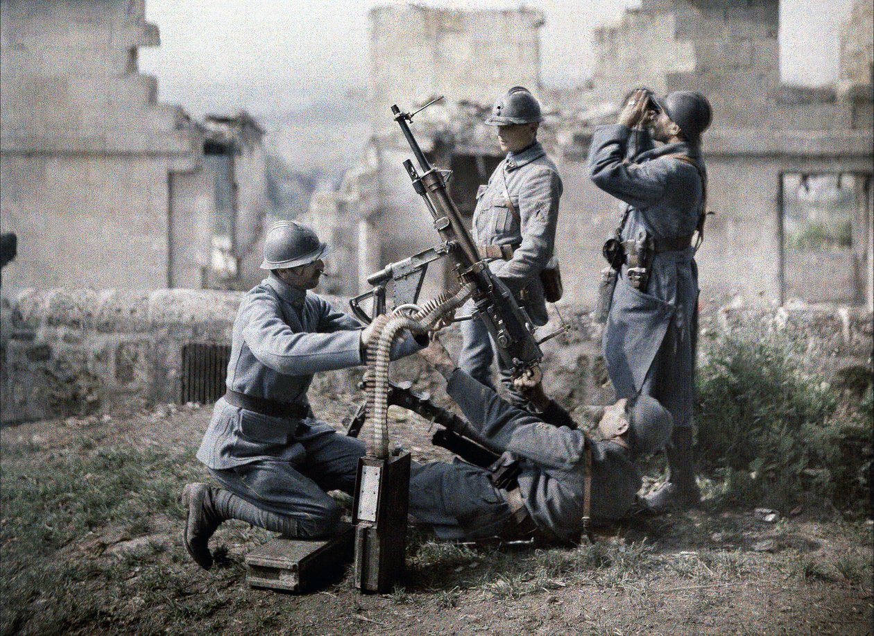 En fransk sektion af maskingeværere har taget stilling i ruinerne under slaget ved Aisne, Frankrig, 1917 (autokrom) af Fernand Cuville