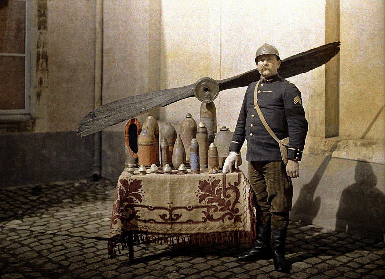 En fransk soldat ved siden af et bord med tyske granater og en flypropel, Reims, Marne, 1917 (autokrom) af Fernand Cuville