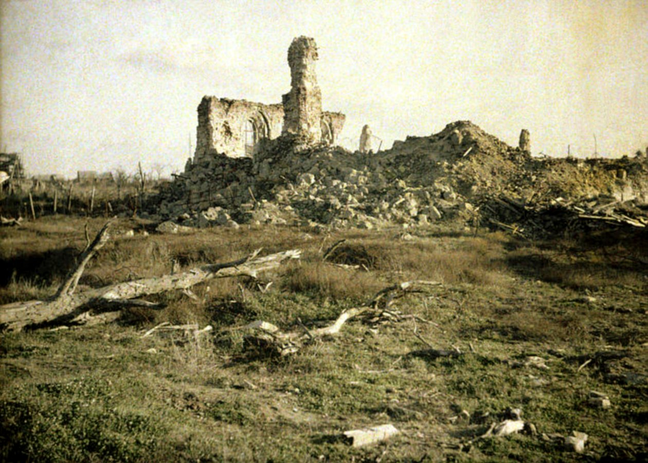 En kirke beskadiget under krigen, Chaulnes, Somme, Frankrig, 1917 (autokrom) af Fernand Cuville