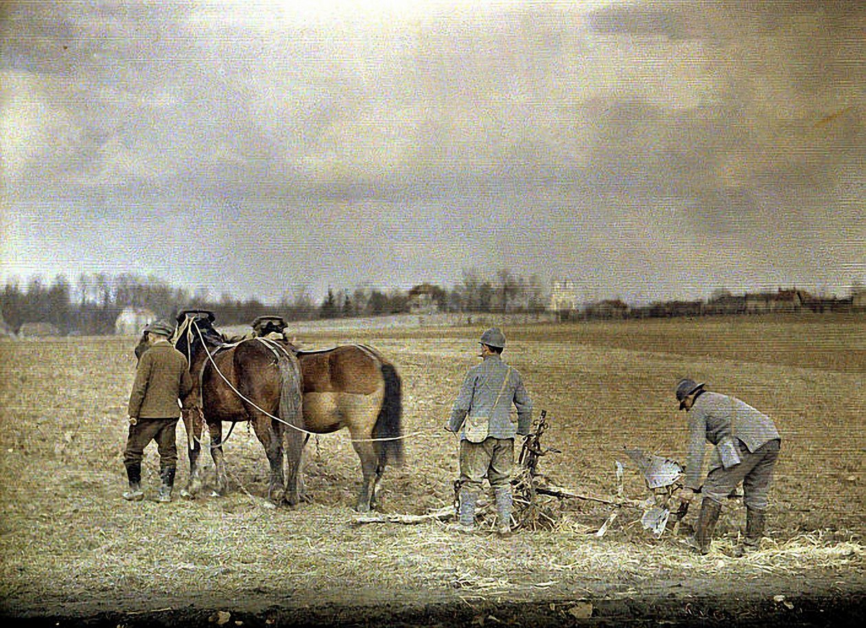 En landmand og to franske soldater pløjer med to heste, Marne, Frankrig, 1917 (autokrom) af Fernand Cuville