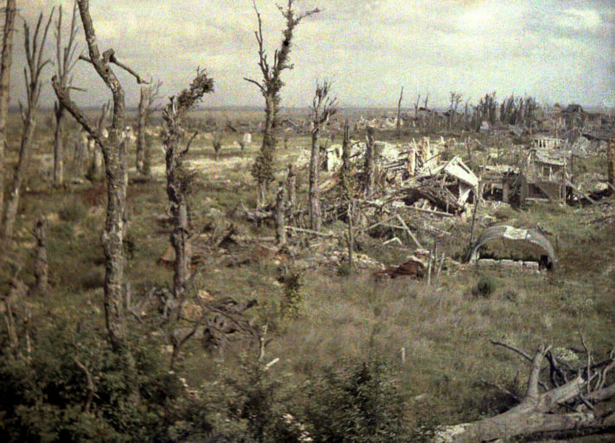 Et område nær slottet med bygninger og træer beskadiget af artilleribeskydning, Chaulnes, Somme, Frankrig, 1917 (autokromt) af Fernand Cuville