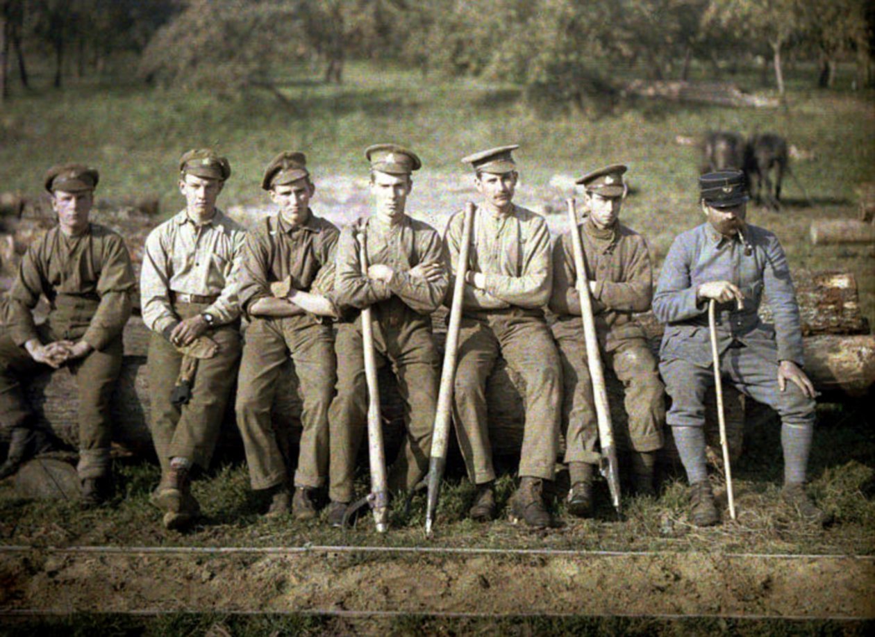 Canadiske soldater med en skrånål sidder på stammen af et træ til et savværk, Quesmy, Oise, Frankrig, 1917 (autokrom) af Fernand Cuville