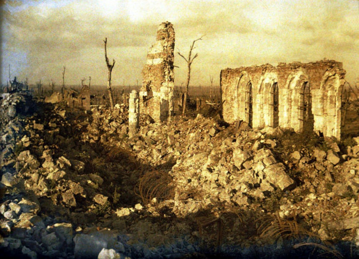 Kirke beskadiget under krigen, Chaulnes, Somme, Frankrig, 1917 (autokrom) af Fernand Cuville