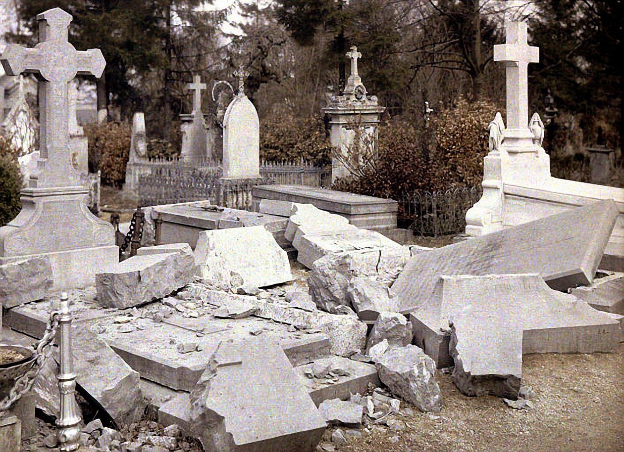 Beskadigede grave på den nordlige kirkegård, Reims, Marne, Frankrig, 1917 (autokrom) af Fernand Cuville