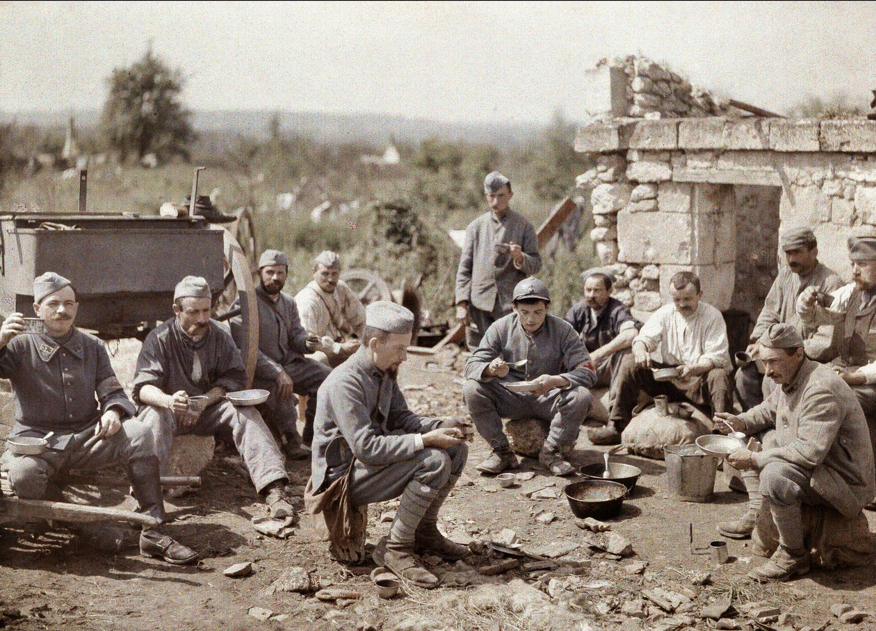 Franske soldater fra det 370. infanteriregiment spiser suppe under slaget ved Aisne, Frankrig, 1917 (autokrom) af Fernand Cuville