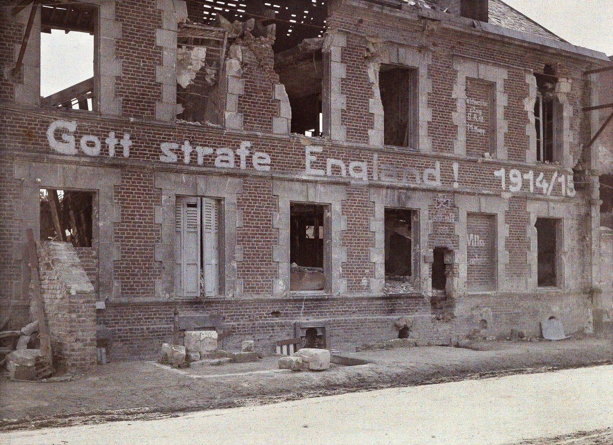 Tysk hærs slogan på væggen af en beskadiget murstensbygning: Må Gud straffe England! 191415, Bucy-le-Long, Aisne, Frankrig, 1917 (autokrom) af Fernand Cuville
