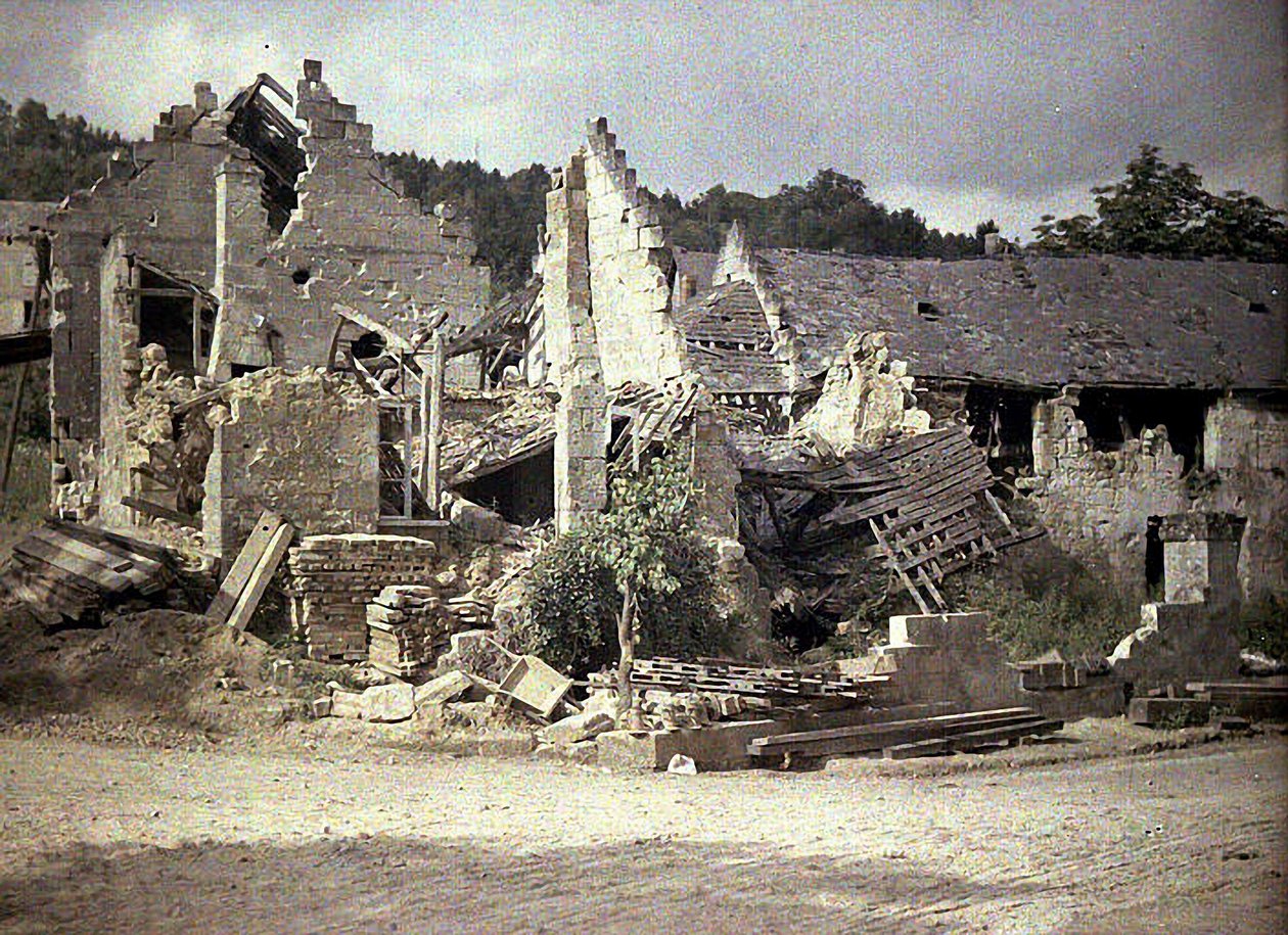 Ruinerede huse, Pommiers, Aisne, Frankrig, 1917 (autokrom) af Fernand Cuville