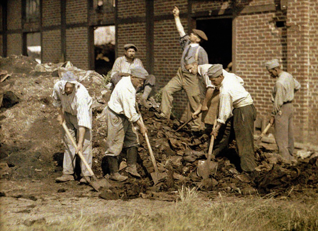 Soldater, der arbejder med skovle i resterne af en bygning, Soissons, Aisne, Frankrig, 1917 (autokrom) af Fernand Cuville