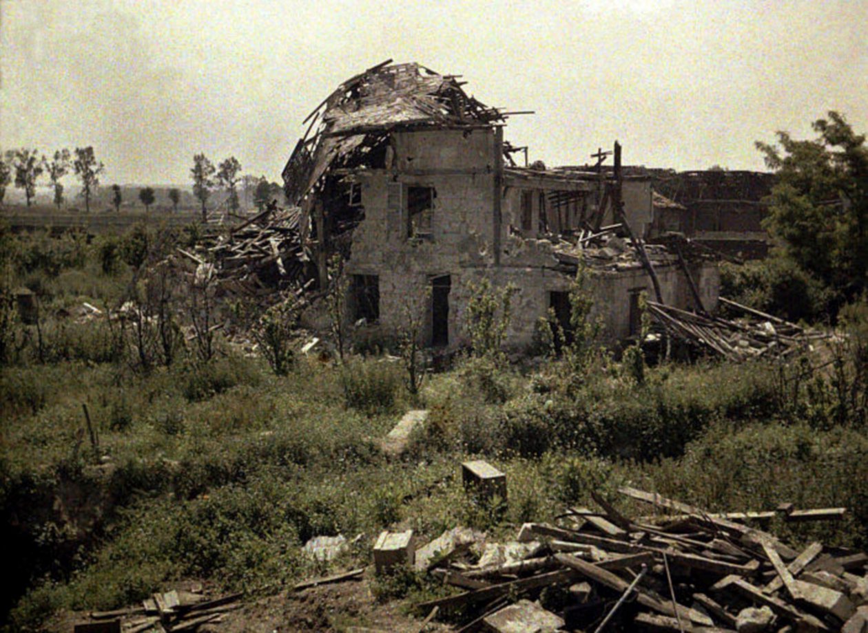 Boevre-gården i ruiner, Soissons, Aisne, Frankrig, 1917 (autokromt) af Fernand Cuville
