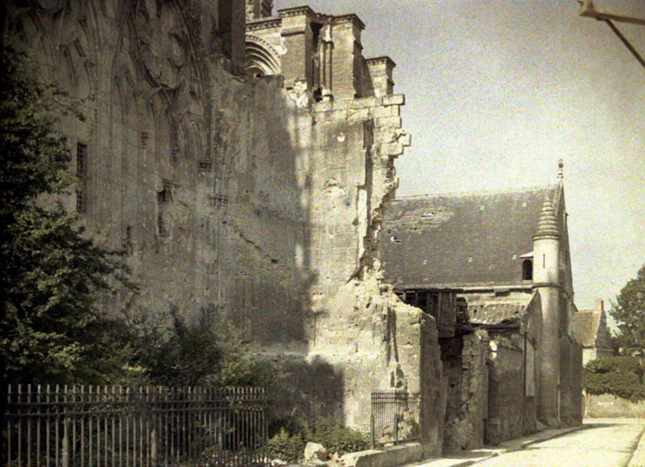 Den nordlige facade af Cathedrale Saint-Gervaise-et-Saint-Protais, påbegyndt i 1180 og alvorligt beskadiget under krigen, Soissons, Aisne, Frankrig, 1917 (autokrom) af Fernand Cuville