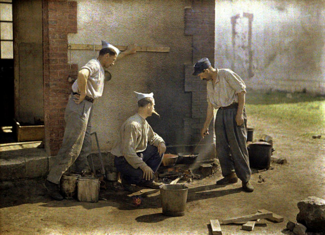 Tre franske soldater laver frokost på åben ild, Soissons, Aisne, Frankrig, 1917 (autokrom) af Fernand Cuville