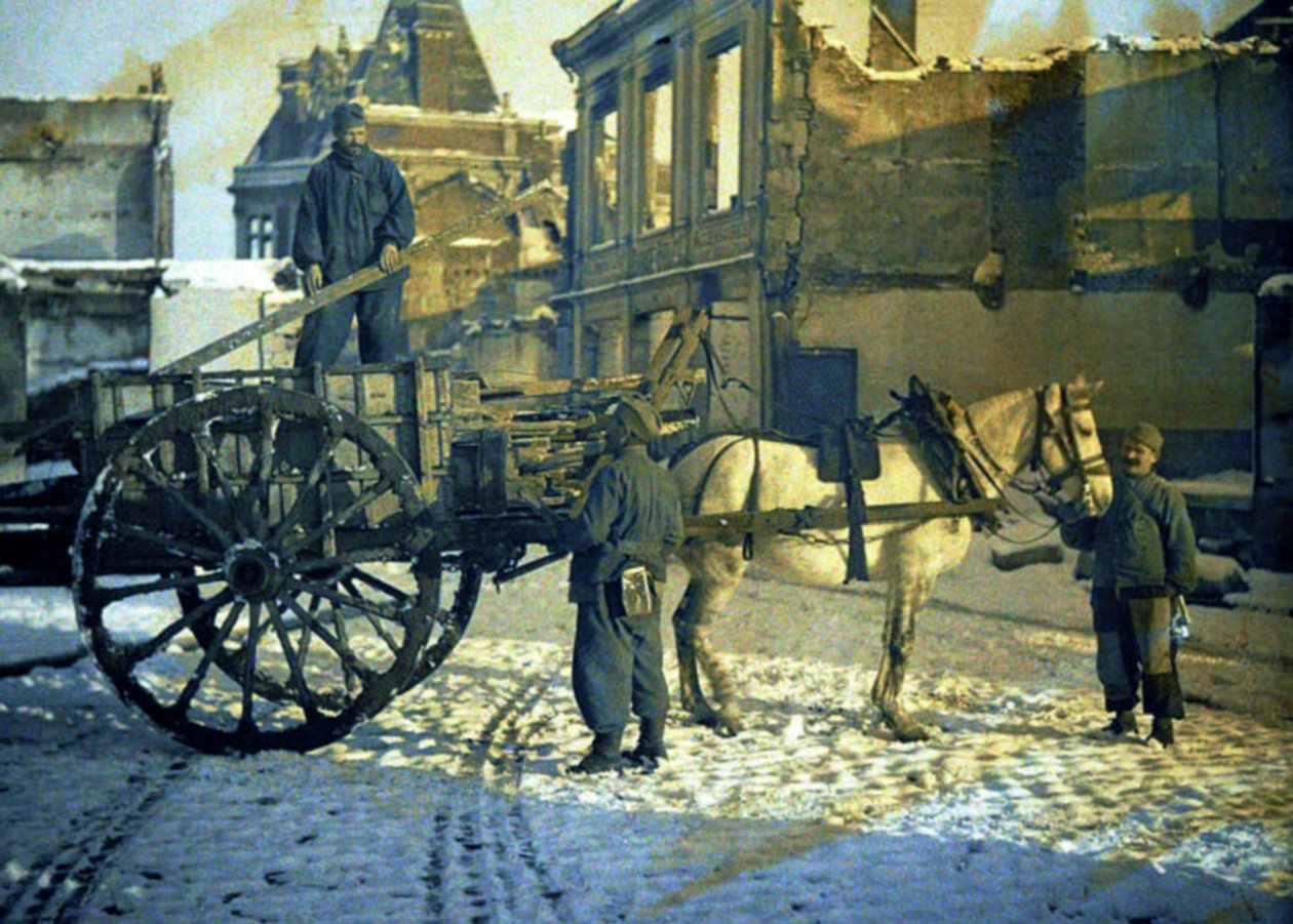 Tre franske soldater i en gade med ødelagte bygninger, Chauny, Aisne, Frankrig, 1917 (autokromt) af Fernand Cuville