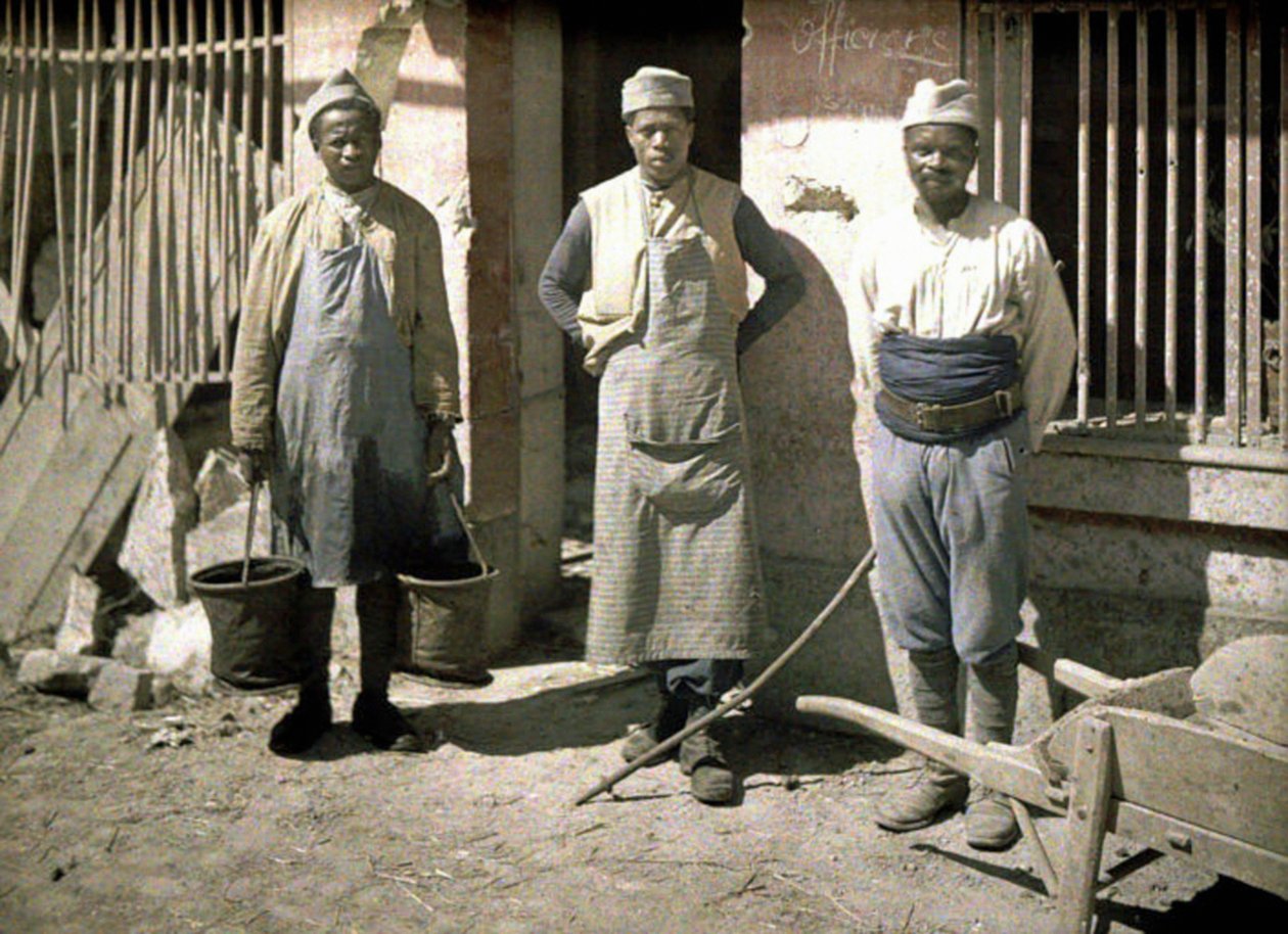 Tre arbejdere fra Senegal foran et hus, Soissons, Aisne, Frankrig, 1917 (autokrom) af Fernand Cuville