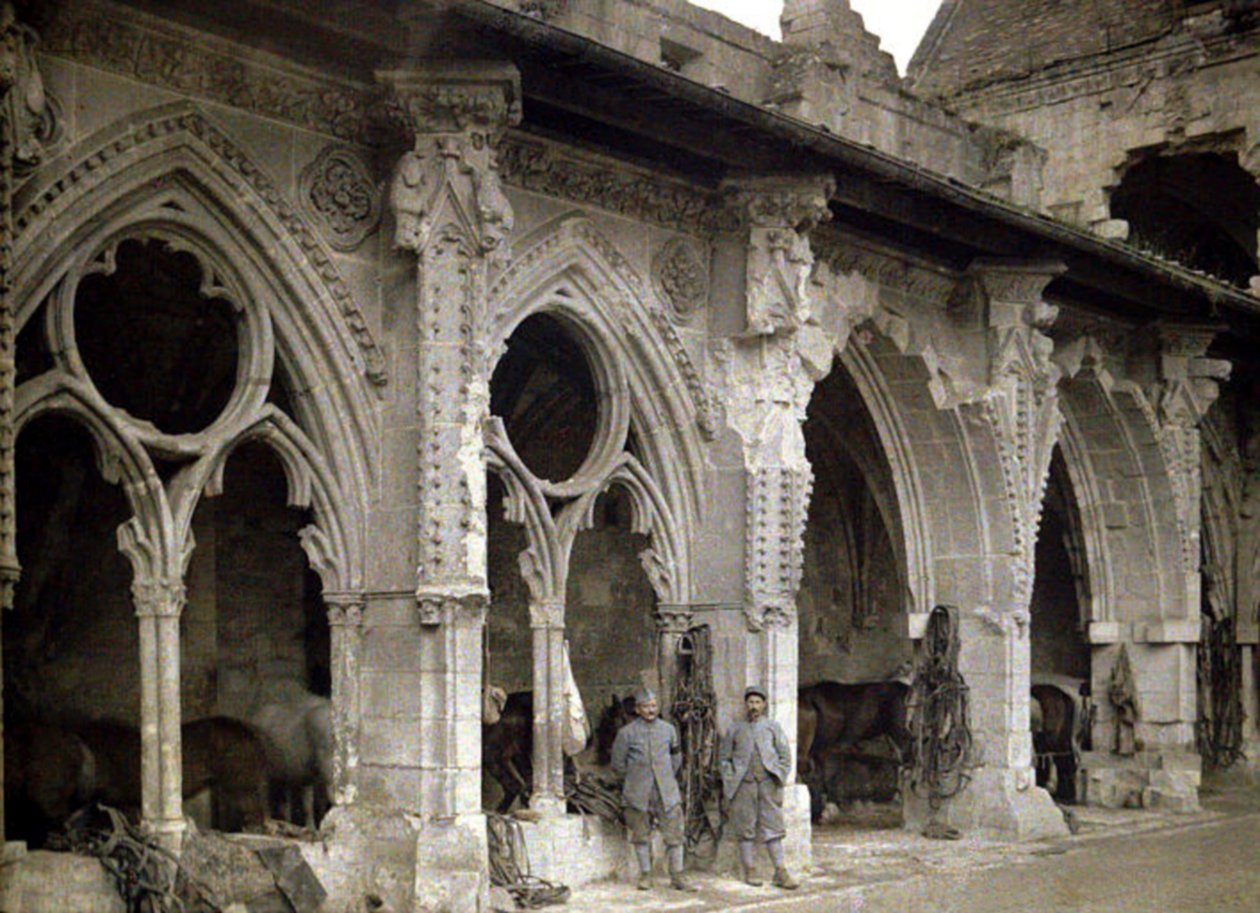 To franske soldater og heste i klosteret i klosteret Saint-Jean-des-Vignes, der blev stærkt beskadiget af artilleri, Soissons, Aisne, Frankrig, 1917 (autokromt) af Fernand Cuville