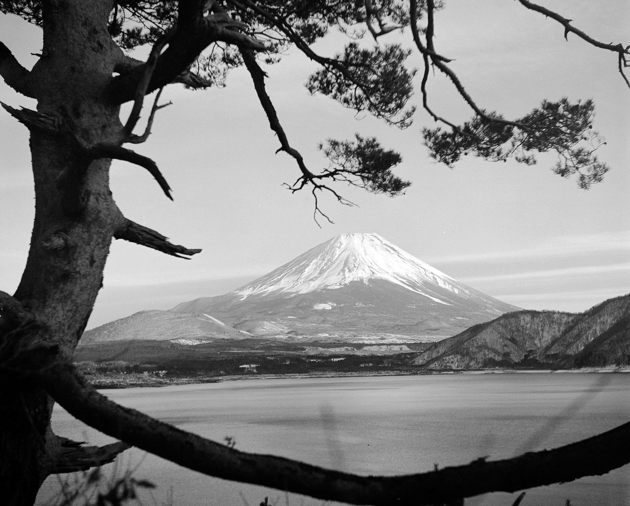 Fuji-bjerget, set fra Motosu-søen af Fosco Maraini