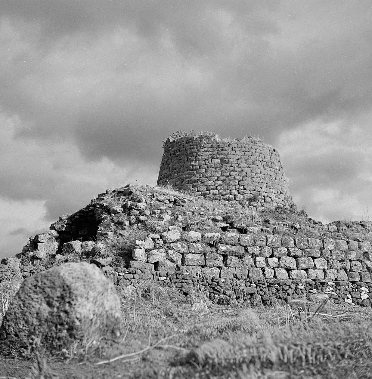 Nuraghe Santu Antine af Fosco Maraini
