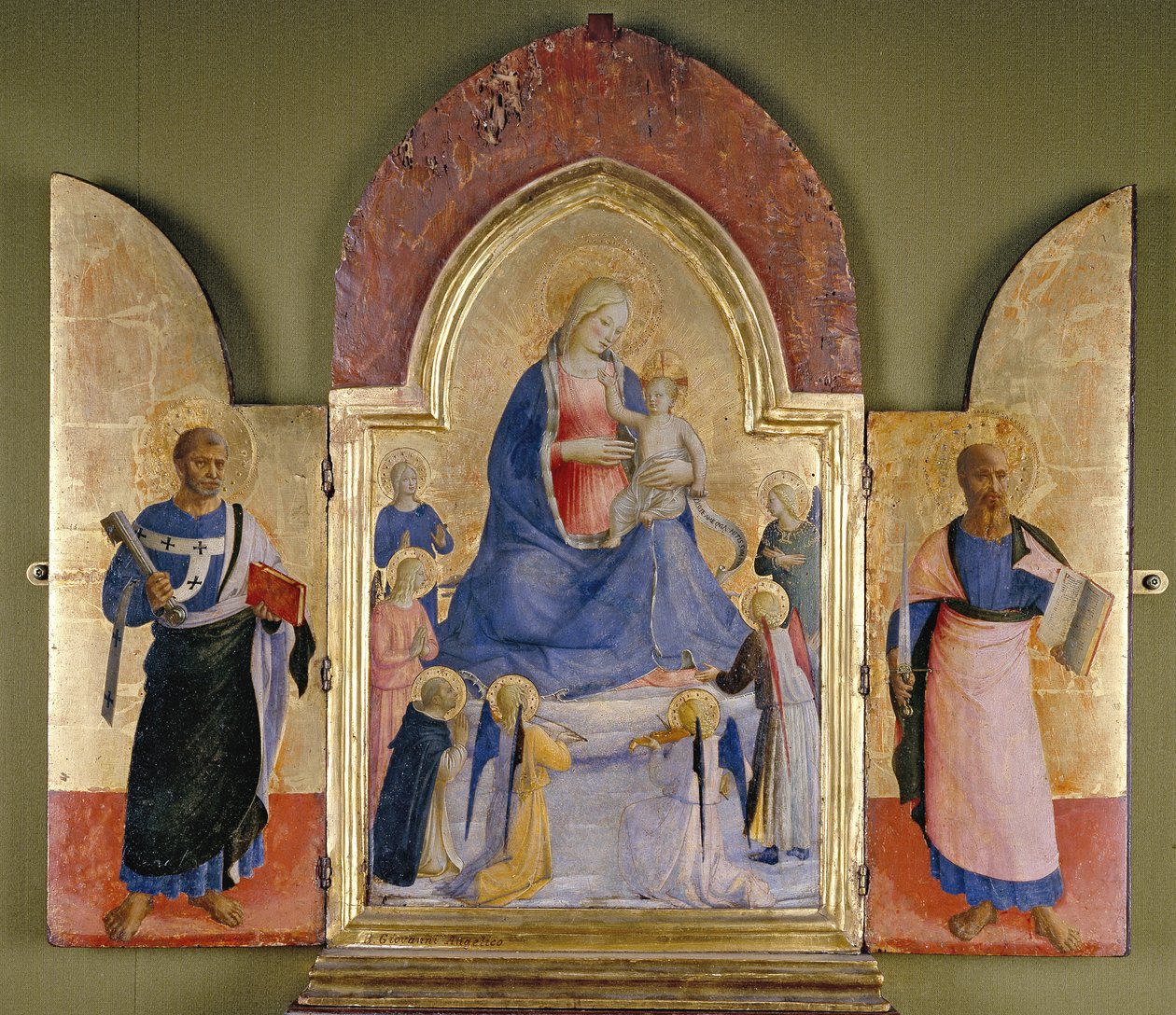 Jomfruen og barnet med engle og dominikanske hellige, St. Peter (venstre) og St. Paul (højre) (tempera og forgyldning på panel) af Fra Angelico