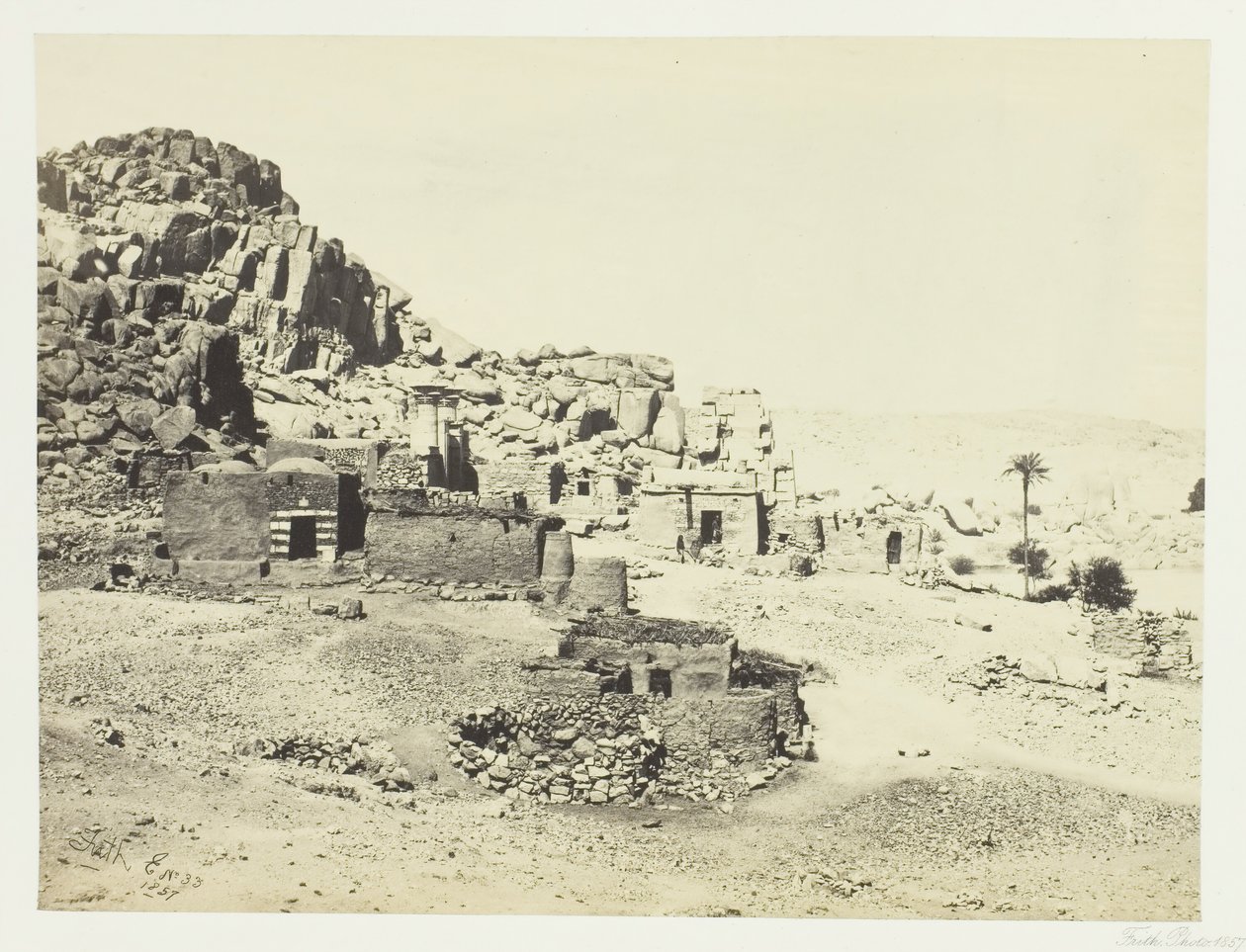 Oldsager ved Biggeh, overfor Philæ, 1857. af Francis Frith