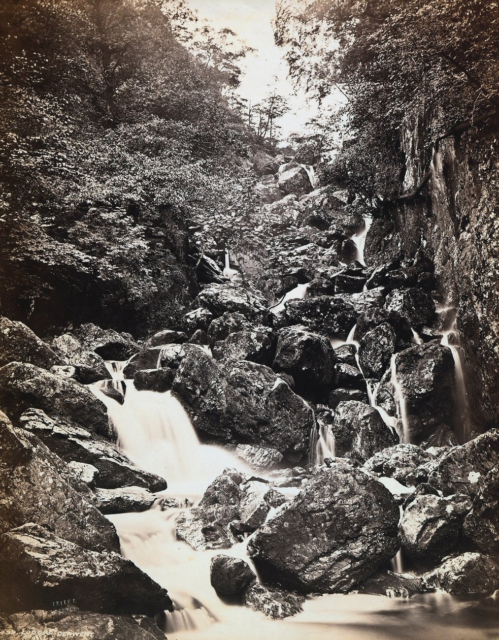 Flodlandskab nær Derwentwater i Storbritannien. af Francis Frith