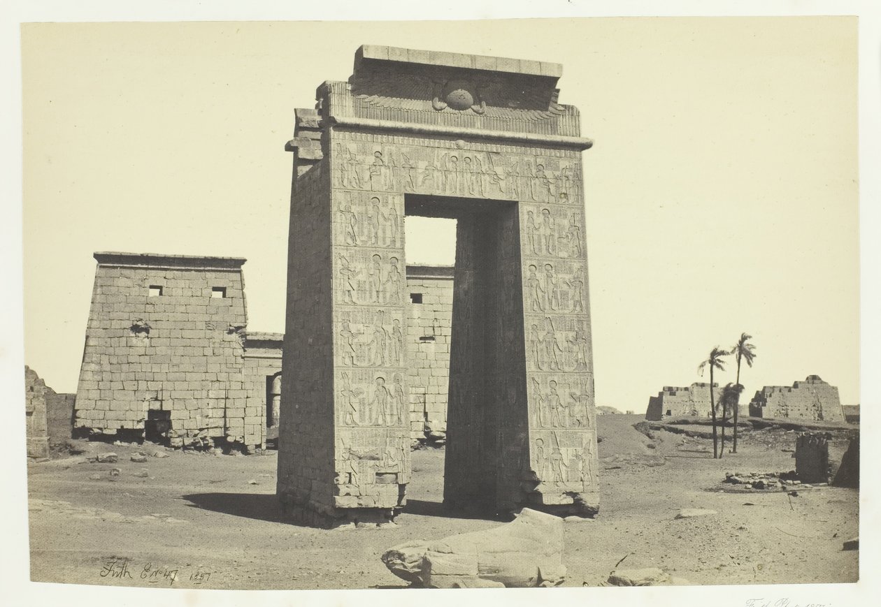 Sculptured Gateway, Karnac, 1857. af Francis Frith