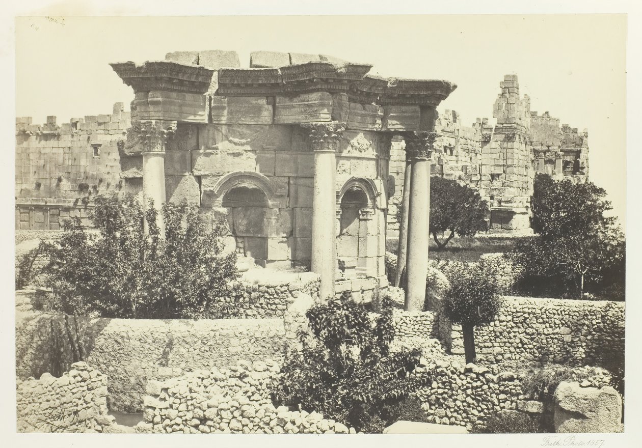 Det cirkulære tempel, Baalbec, 1857. af Francis Frith