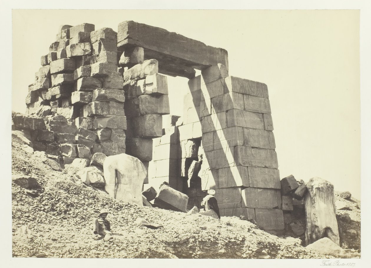 Granitpylonen, Theben, 1857. af Francis Frith