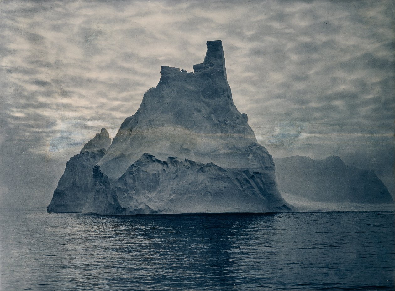 Ingen titel (Et tårnet berg) af Frank Hurley