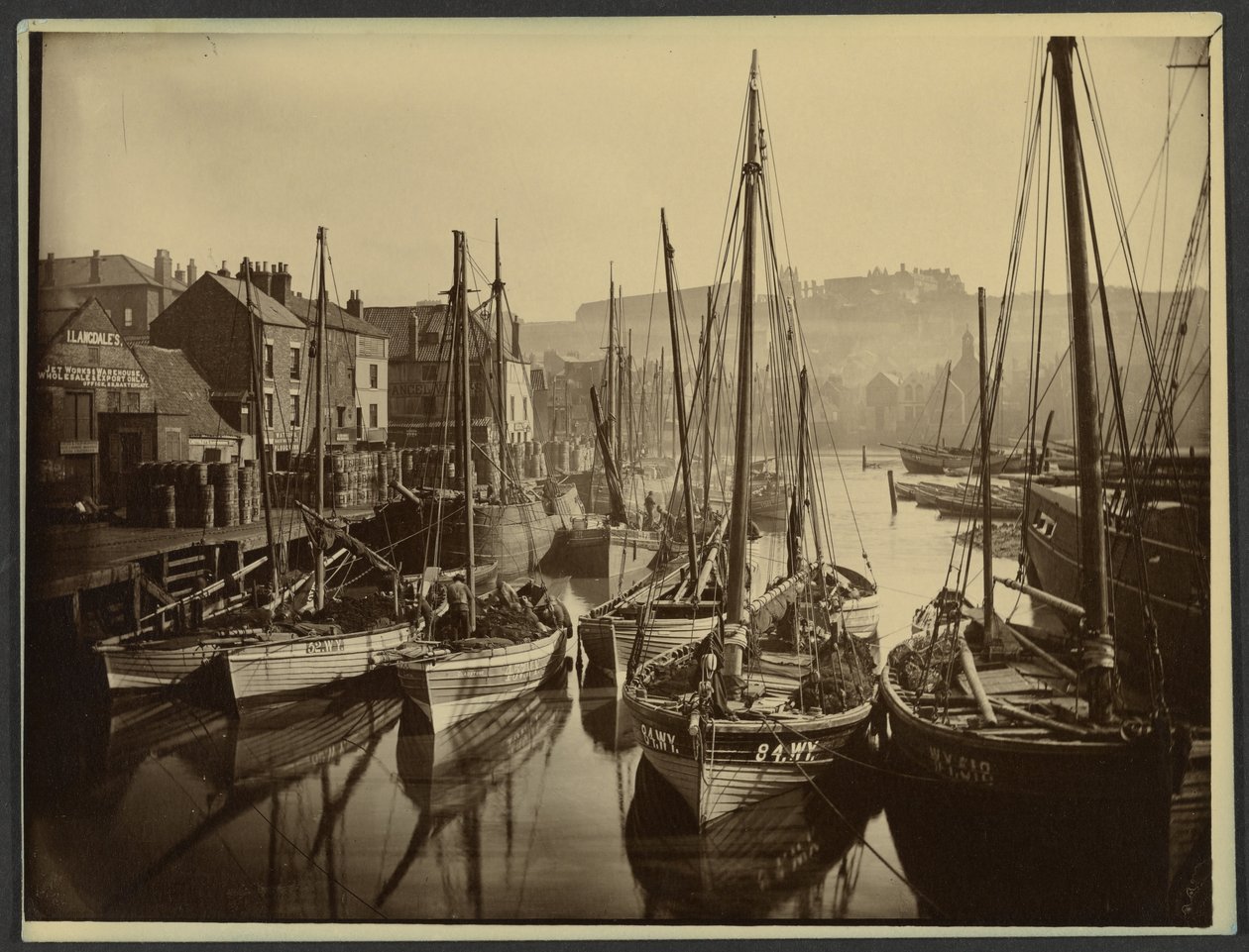 [Port of Whitby] af Frank Meadow Sutcliffe