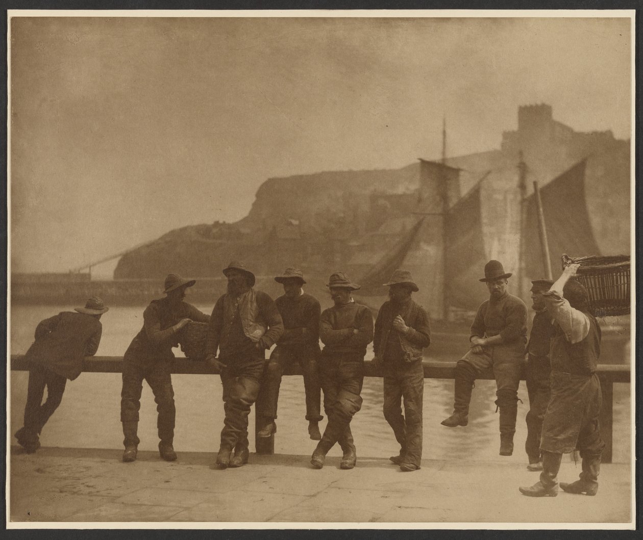 [Whitby-fiskere på molehegnet] af Frank Meadow Sutcliffe