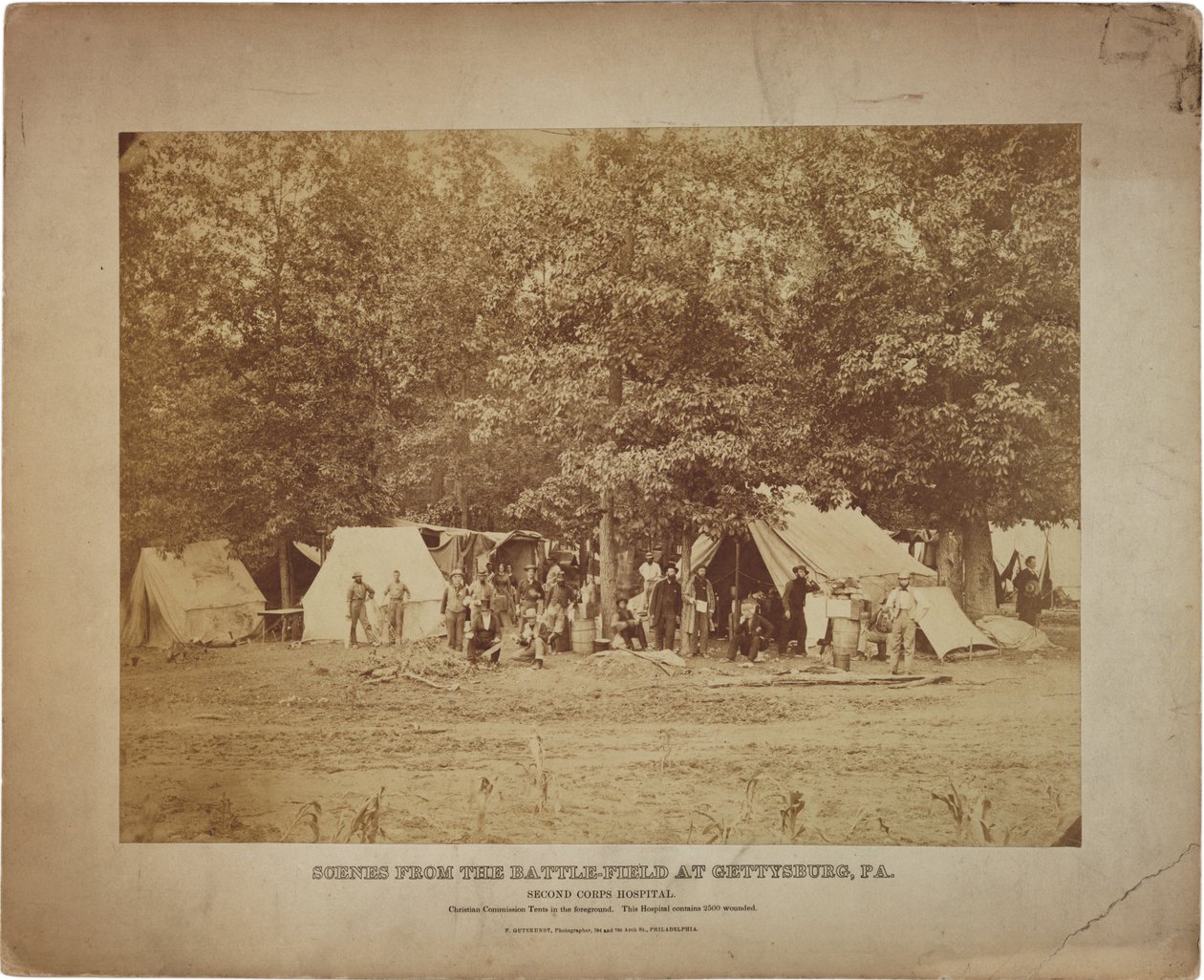 Union Second Corps felthospital, Gettysburg, PA. ca. 9-11 juli 1863 (sepia foto) af Frederick Gutekunst