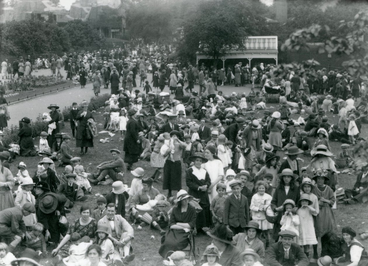 Masser af besøgende i London Zoo, august helligdag, 1922 af Frederick William Bond