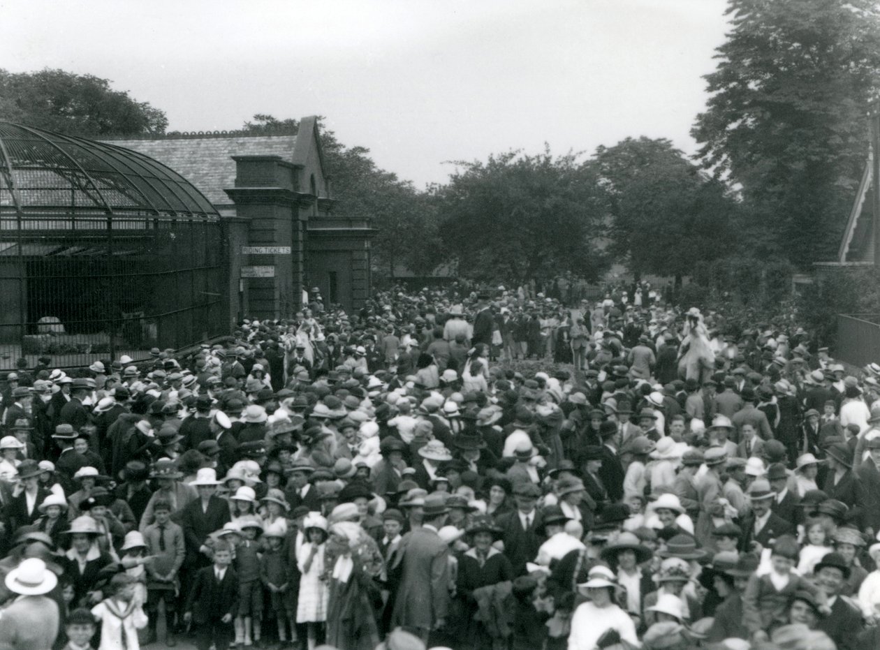 Masser af besøgende i London Zoo, august helligdag, 1922 af Frederick William Bond