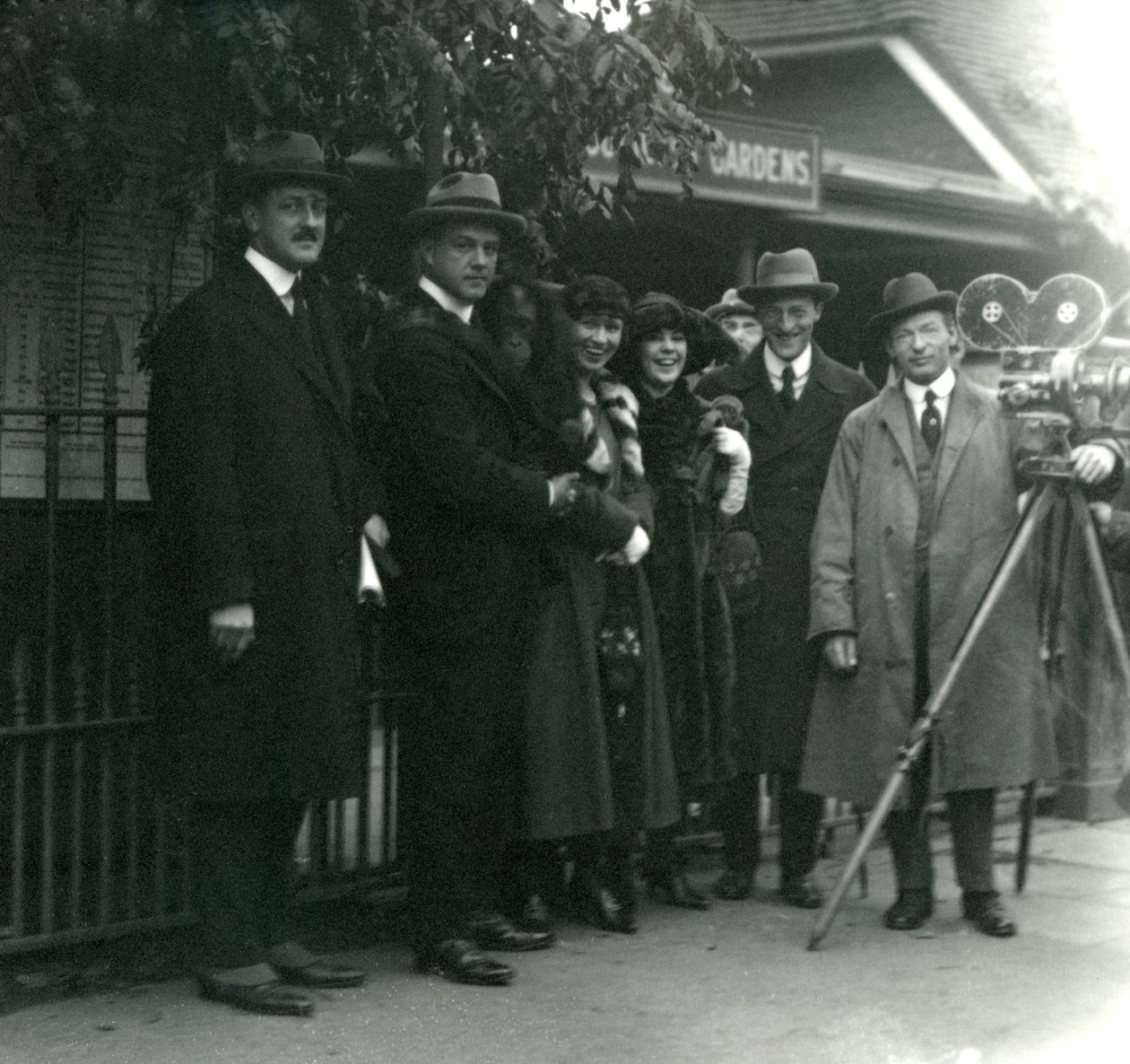 Hr og fru Martin Johnsons fest i London Zoo, oktober 1920 af Frederick William Bond