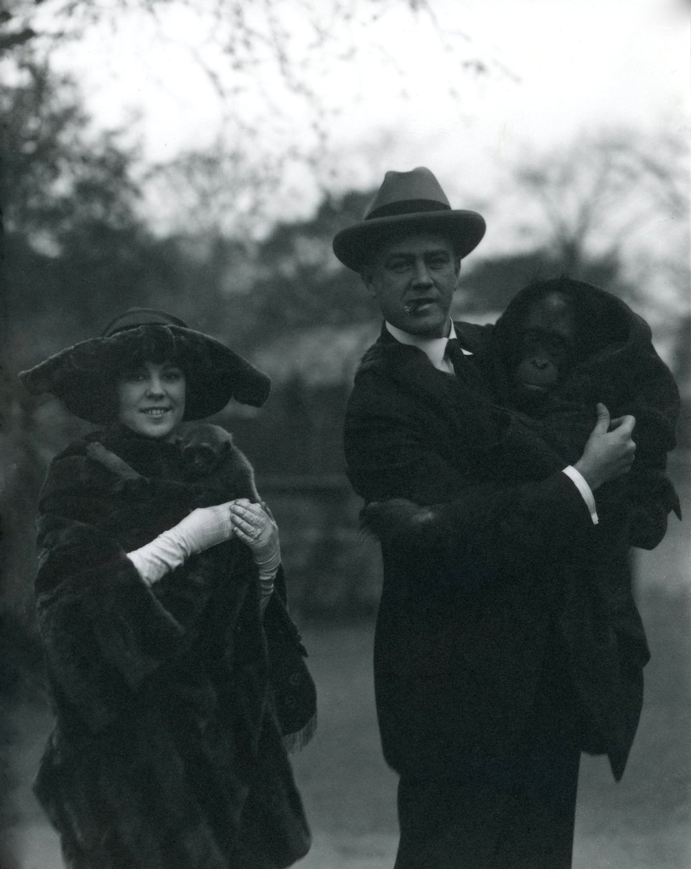 Osa og Martin Johnson med en orangutang og gibbon, London Zoo, oktober 1920 af Frederick William Bond