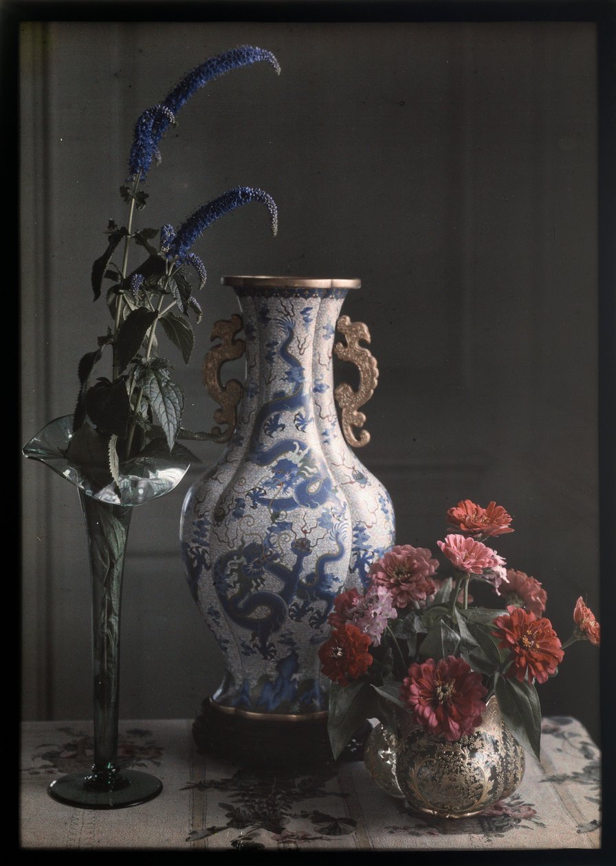 Stilleben med udsmykket kinesisk vase af Frederick S. Dellenbaugh